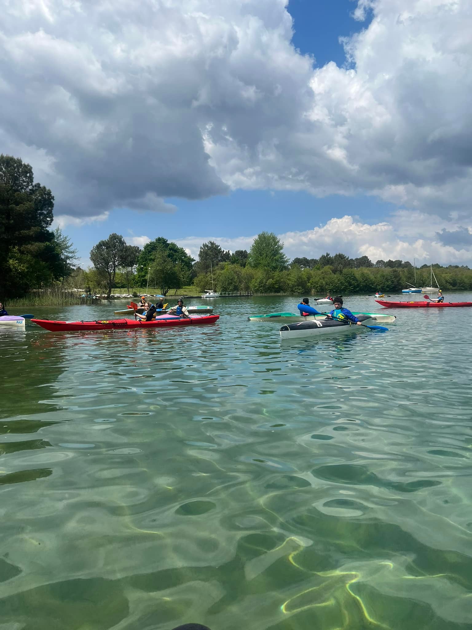 La section Canoë Kayak du Stade Montois organise un regroupement sur le lac d’Arjuzanx